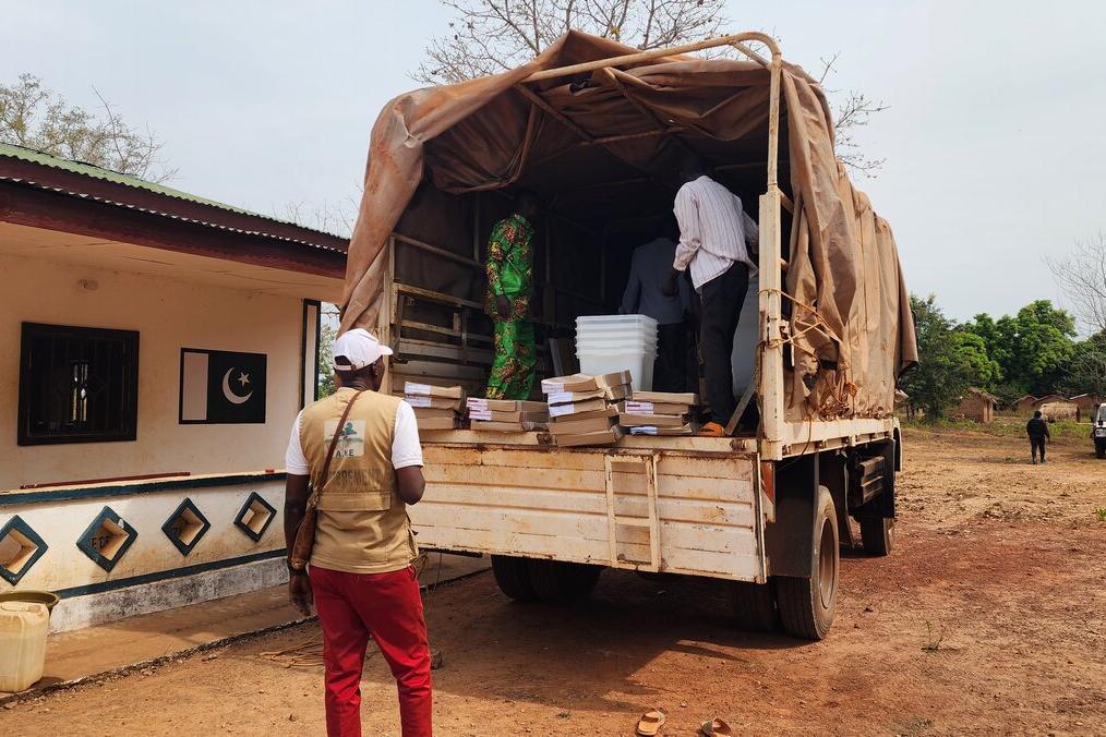 Des travailleurs entourent un véhicule de ravitaillement.