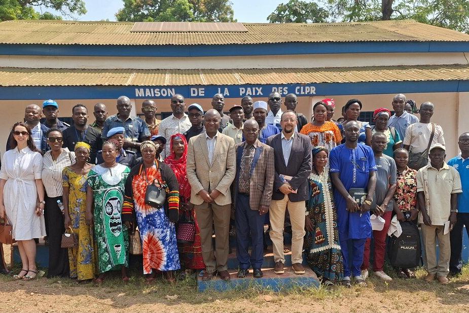 Des représentants posent pour une photo commémorative.