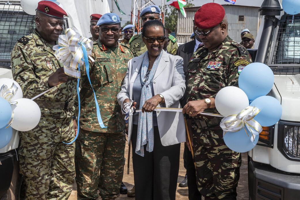 Valentine Rugwabiza tient des ballons avec des casques bleus. 