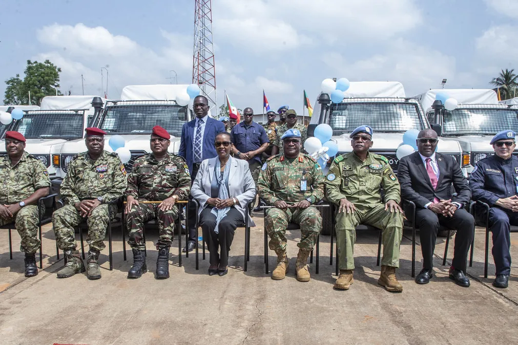 Valentine Rugwabiza et des casques bleus posent pour une photo commémorative.
