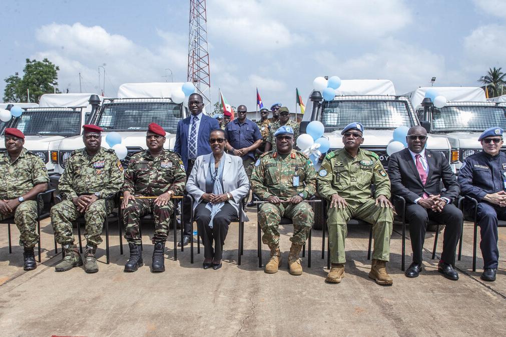 Valentine Rugwabiza et des casques bleus posent pour une photo commémorative.