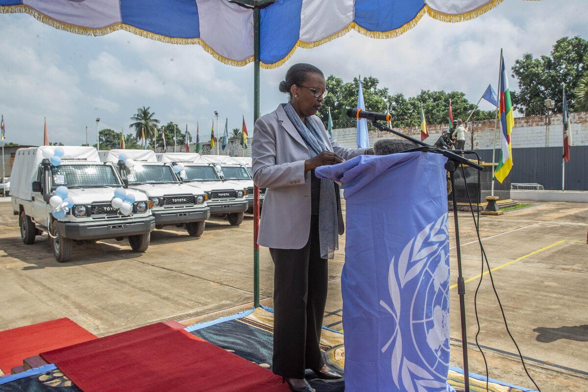 Valentine Rugwabiza parle à un public depuis un podium. 