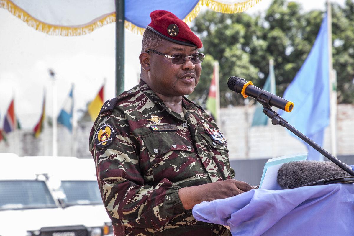 Le général Mamadou Zéphirin parle à un public depuis un podium.