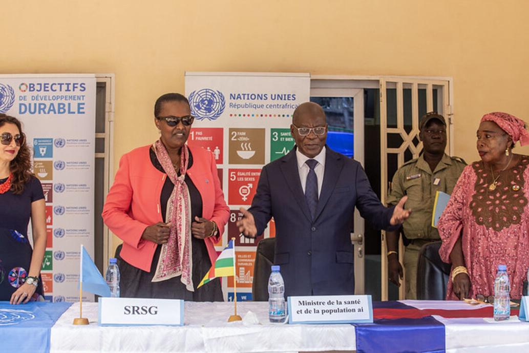 Le Ministre de la Santé parle lors d’un panel. 