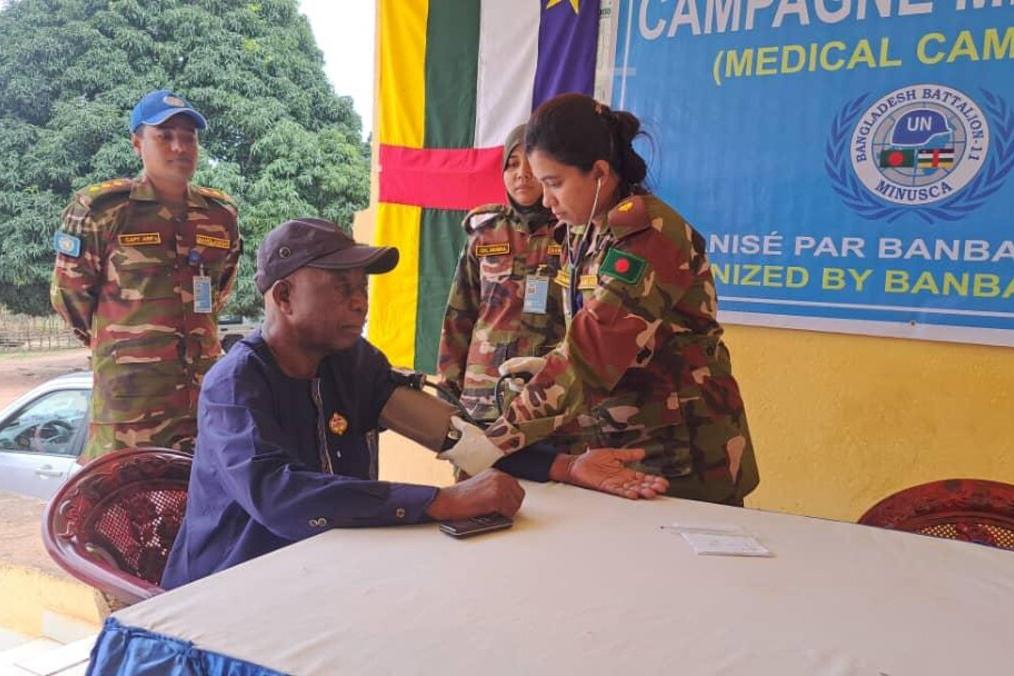 Un patient reçoit des soins d’un médecin. 