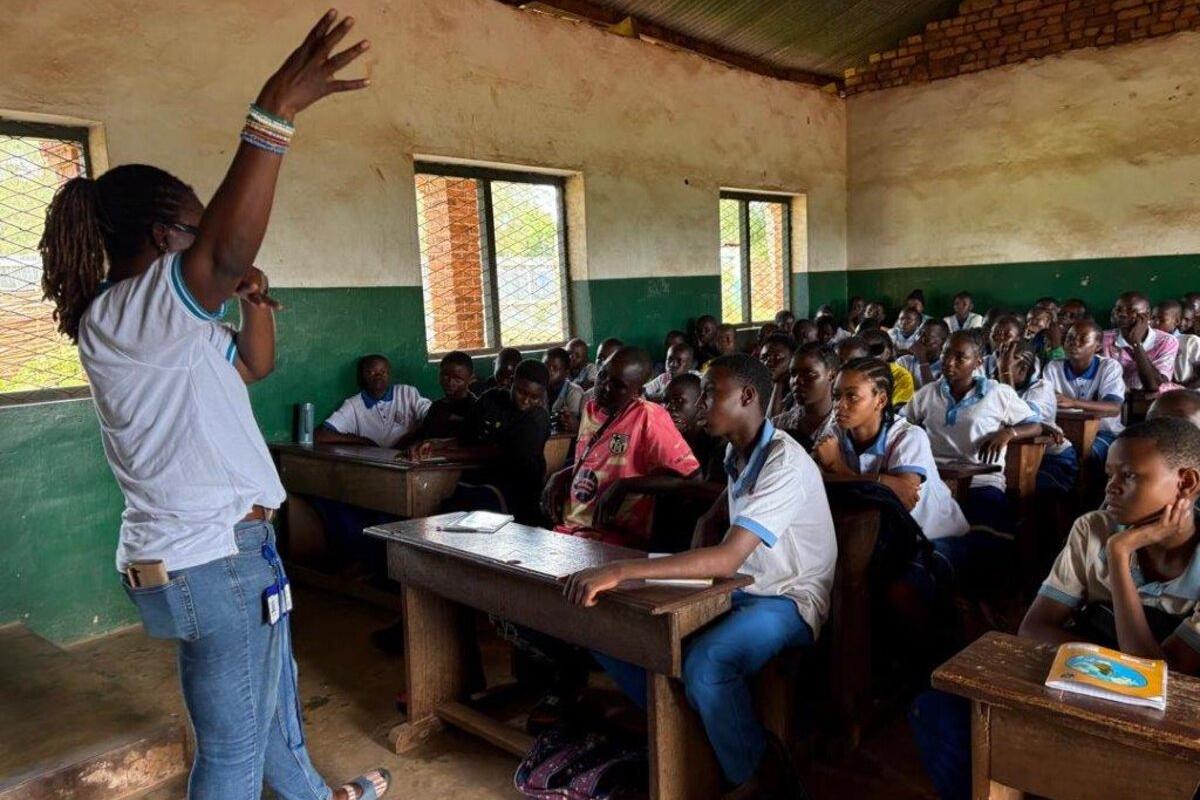 Un intervenant parle à un public. 