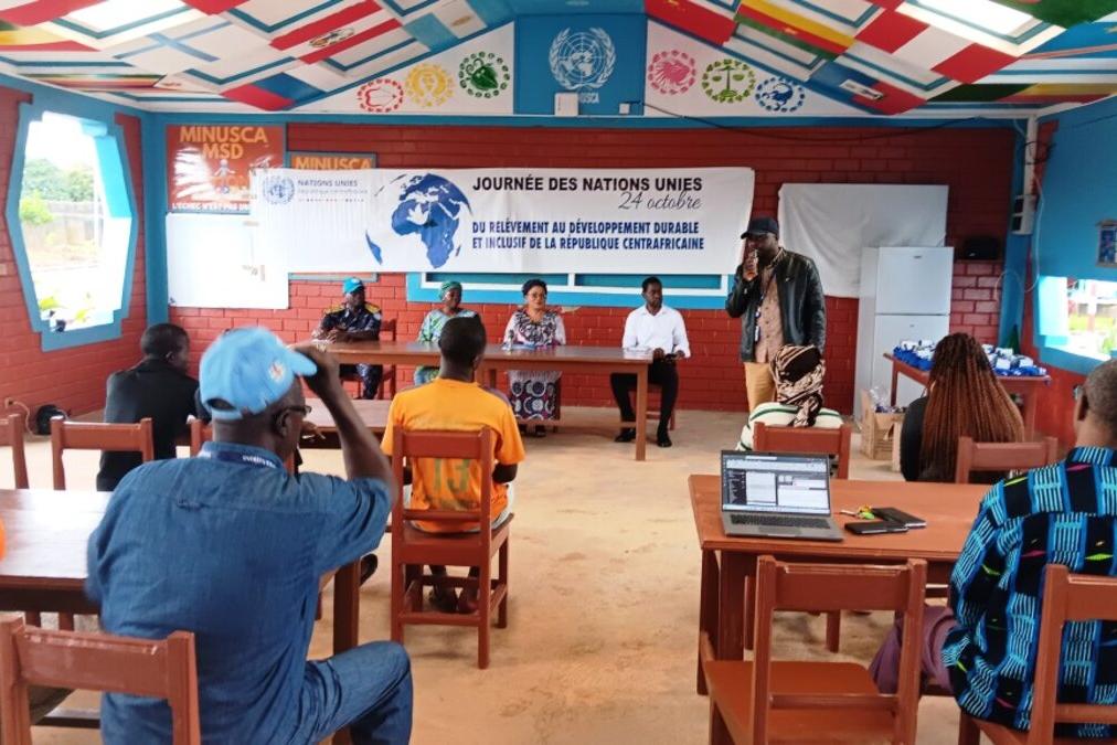 Un membre d’un panel s’adresse à un public.