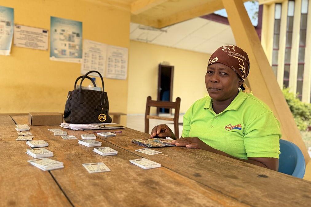 Un agent de bureau de vote est photographié à une table.