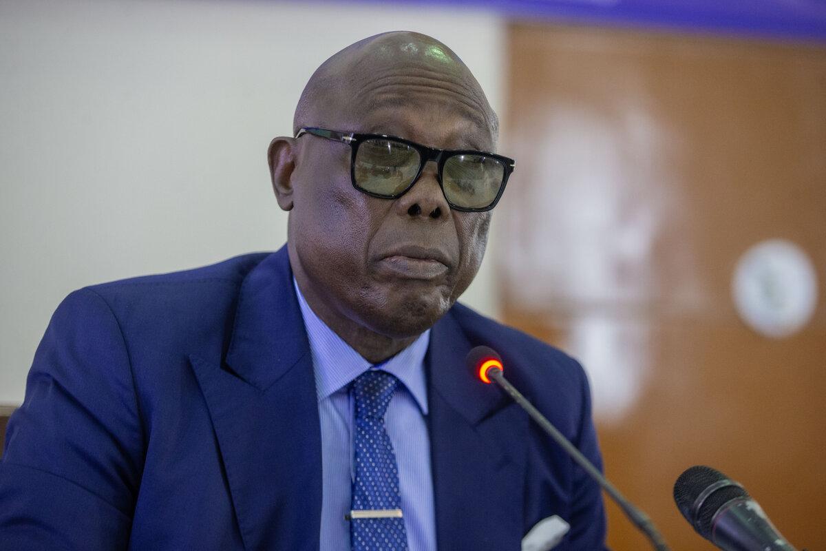 Félix Moloua, Premier ministre de la République centrafricaine, parle dans un microphone. 