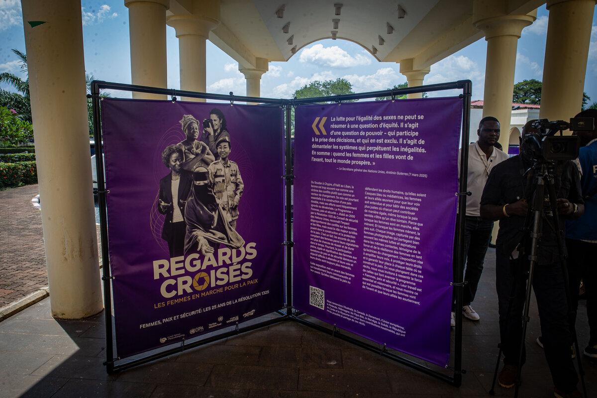 Une bannière porte les mots « Regards Croisés : Les femmes en marche pour la paix ». 
