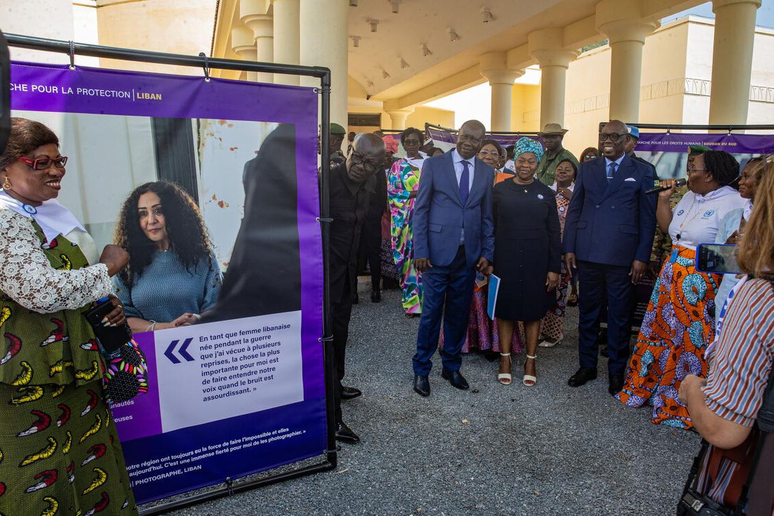 Le Premier ministre et d’autres représentants visitent une exposition en plein air. 