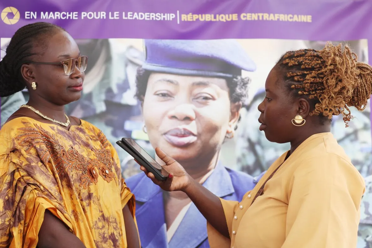 Rosalie Kobo est interviewée à l’extérieur du lieu de l’événement.