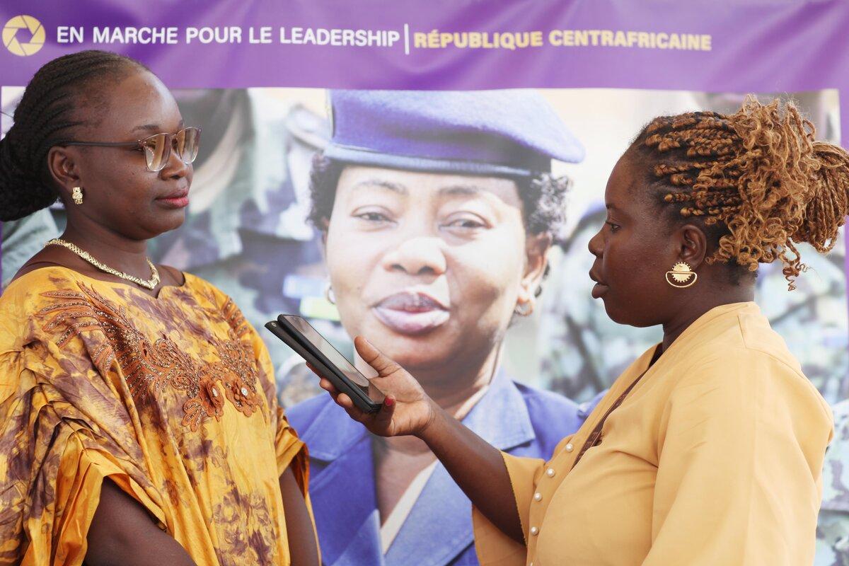 Rosalie Kobo est interviewée à l’extérieur du lieu de l’événement.