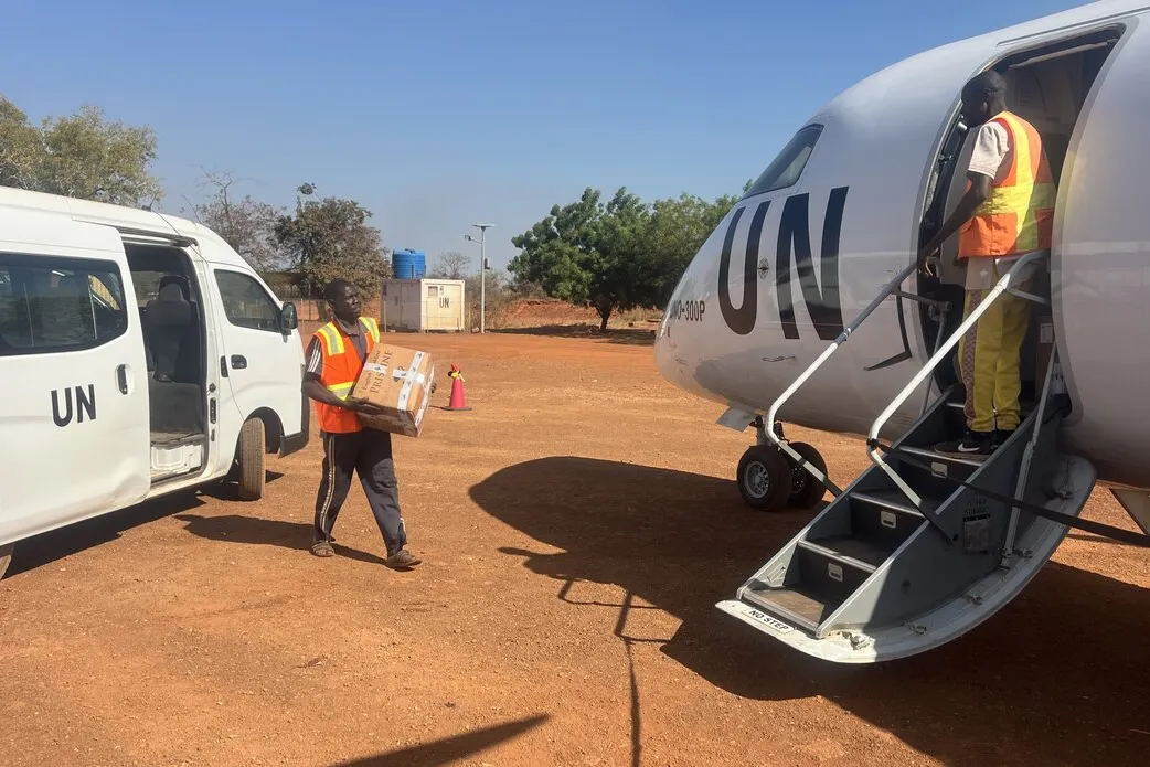 Un homme charge une caisse à bord d'un avion des Nations Unies.