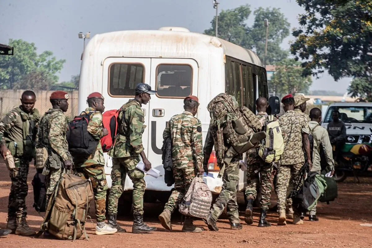 Des Casques bleus montent dans un véhicule de l’ONU. 