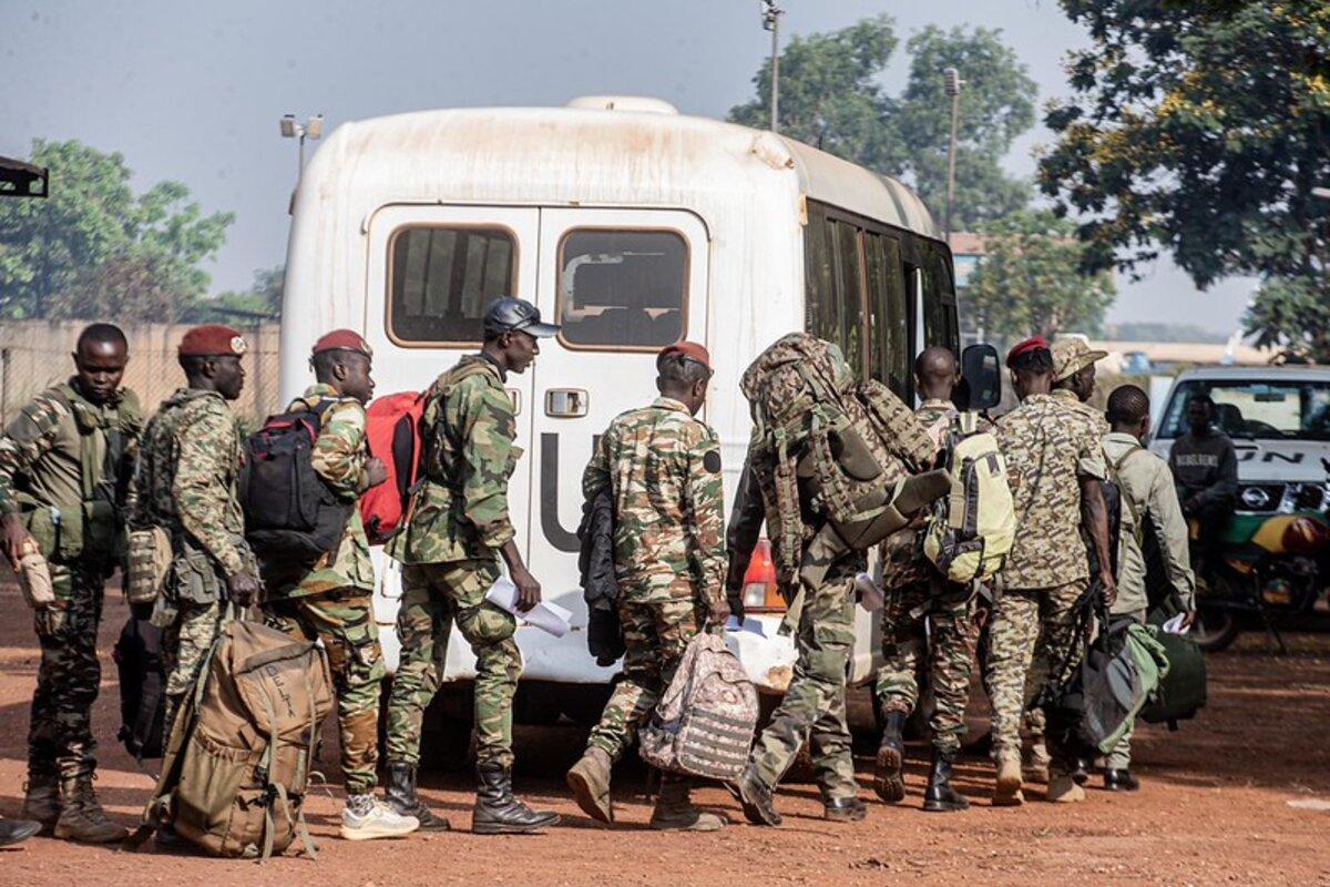 Des Casques bleus montent dans un véhicule de l’ONU. 