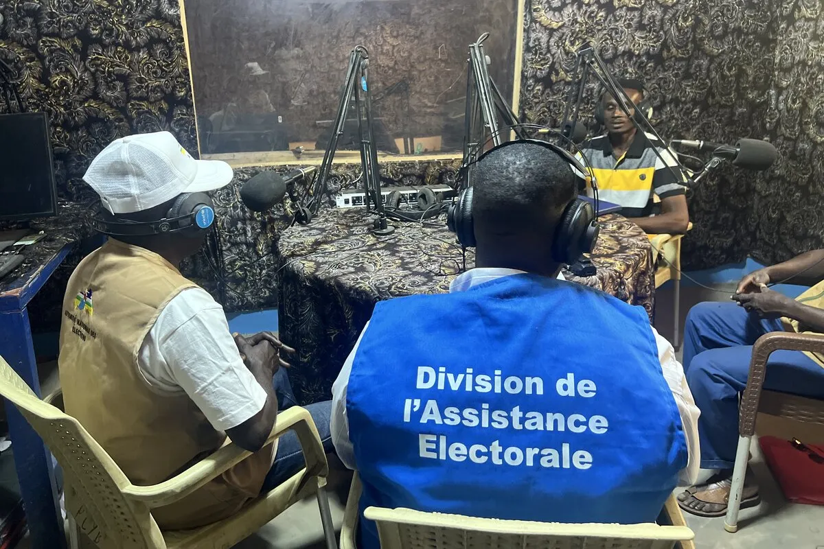 Deux représentants sont interviewés dans un studio de radio.
