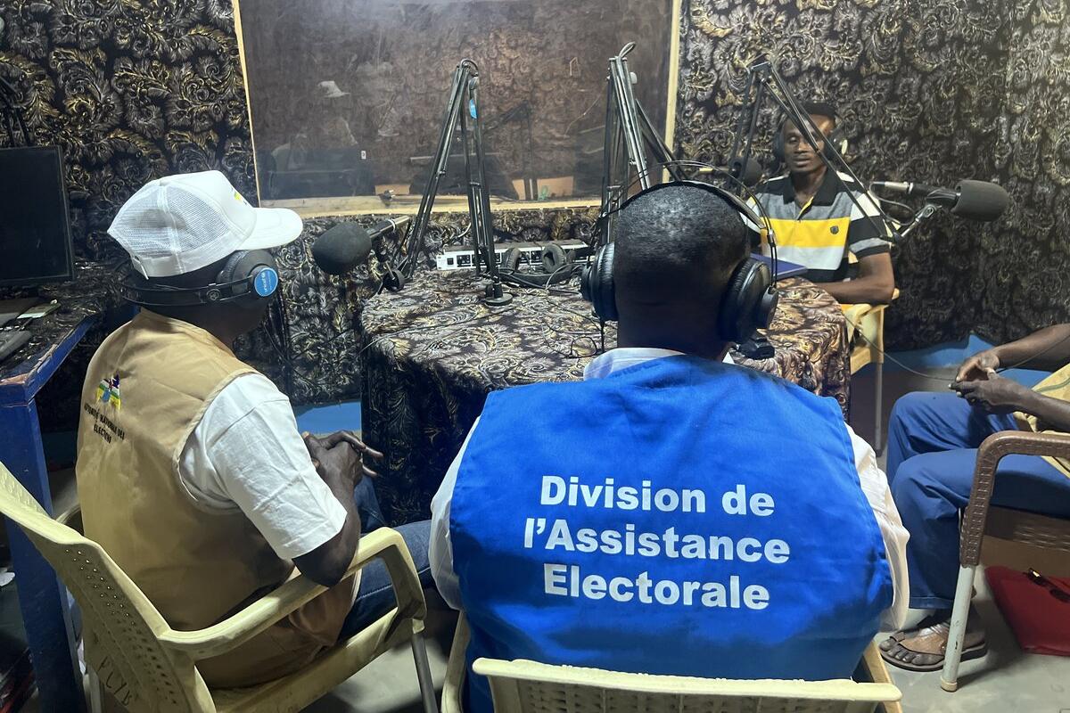 Deux représentants sont interviewés dans un studio de radio.