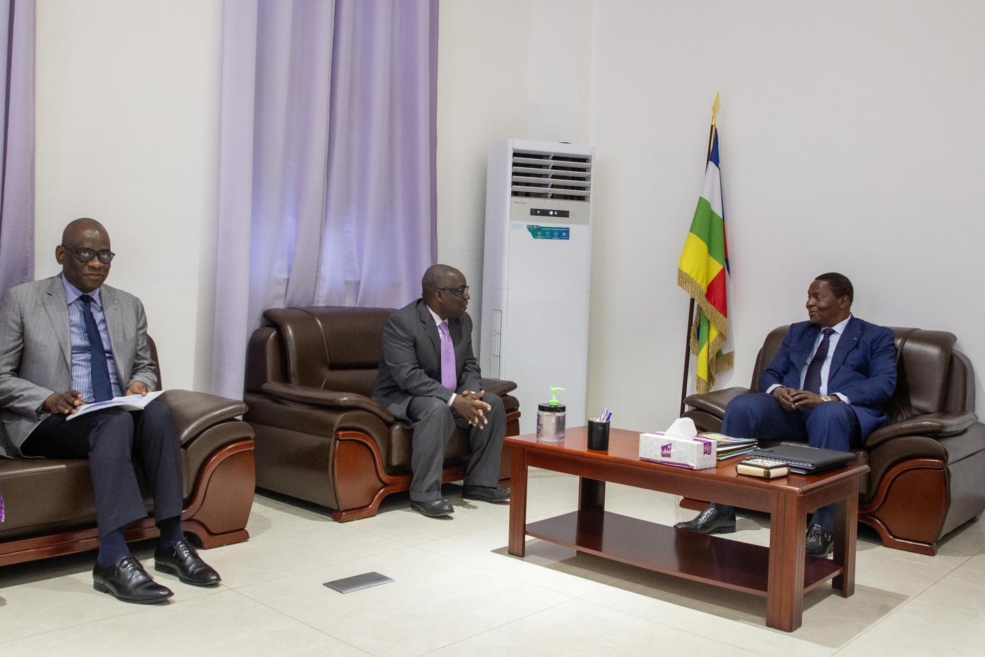 rencontre_du_consultant_droit_de_lhomme_et_le_president_5893_copie.jpg