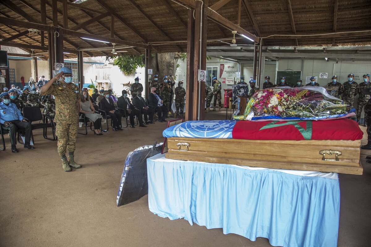 MINUSCA Force Commander pays tribute to two of its peacekeepers who fell on 18 January on the Bangasssou-Gambo axis in the southeast of the country, during attacks by armed