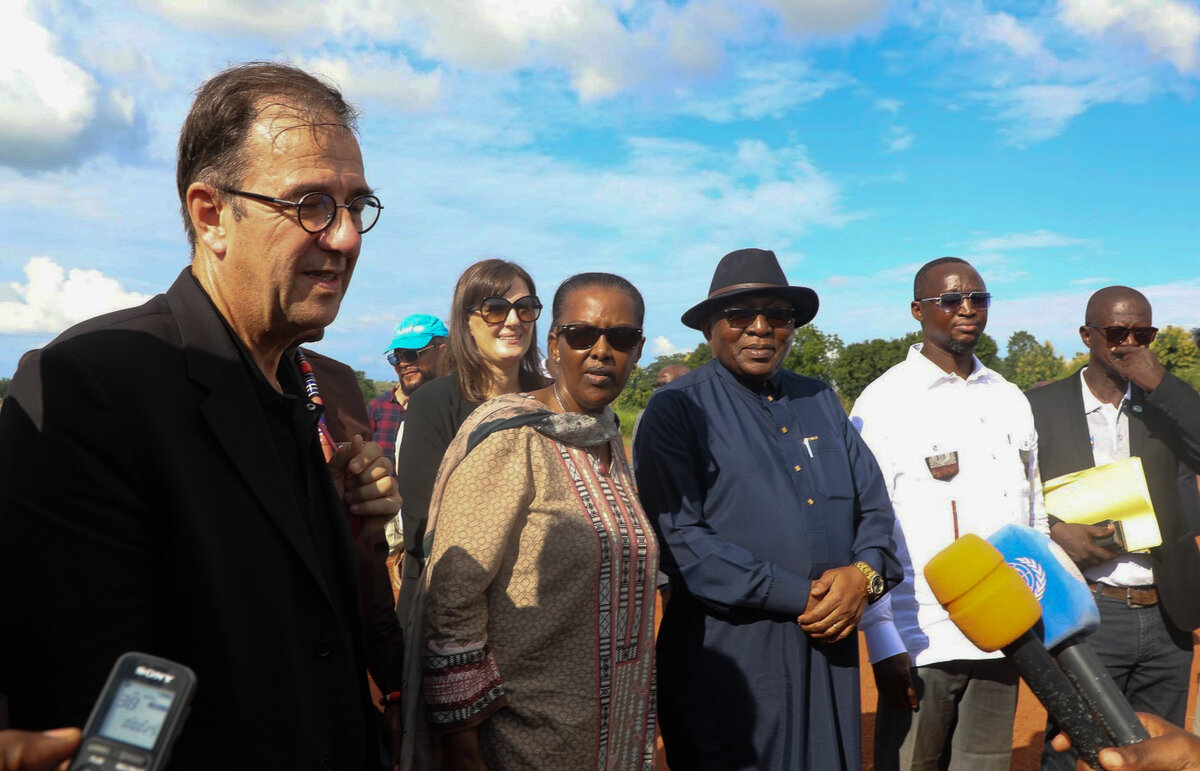 L’ambassadeur de France, M. Bruno Foucher, s’adressant à la presse à la fin de la visite. Photo MINUSCA /A. DIALLO