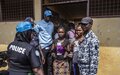 La présence rassurante des policiers centrafricains et de la MINUSCA autour des centres de distribution des cartes d’électeurs à Bangui