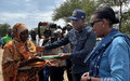 Remise symbolique de pièces d’identité aux réfugiés soudanais par le Premier ministre et la Représentante spéciale