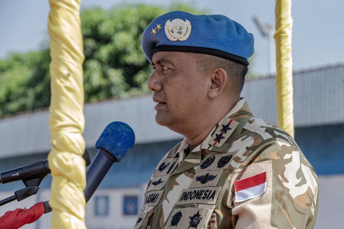 Un homme en uniforme militaire parle dans un microphone