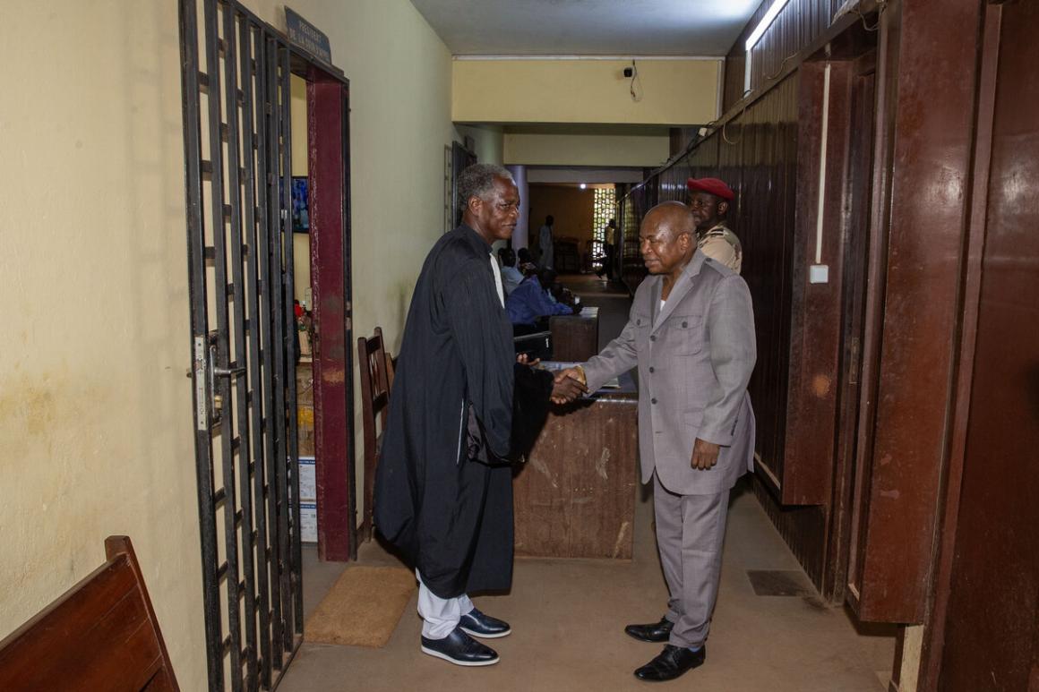 Deux hommes se serrent la main