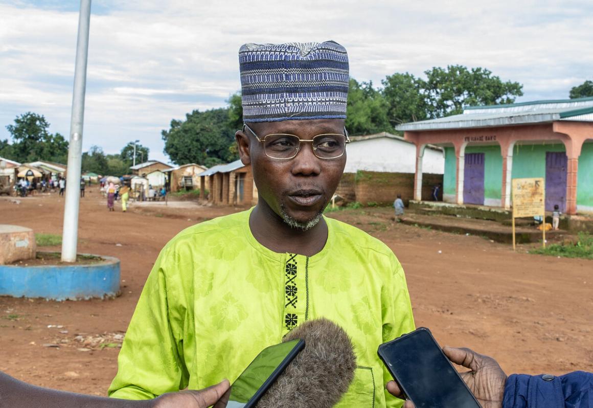 Un homme s'adresse aux journalistes