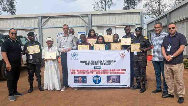 Groupe de personnes devant une banière annonçant l'activité.