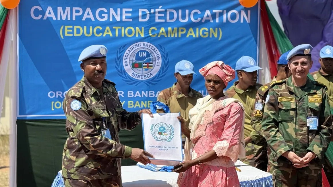 Un homme en costume remet un certificat à une femme