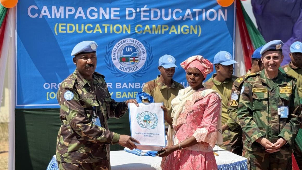 Un homme en costume remet un certificat à une femme