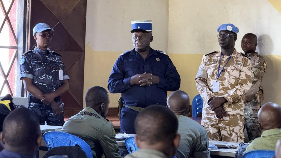Un groupe d'hommes en uniforme s'adresse à une salle de classe