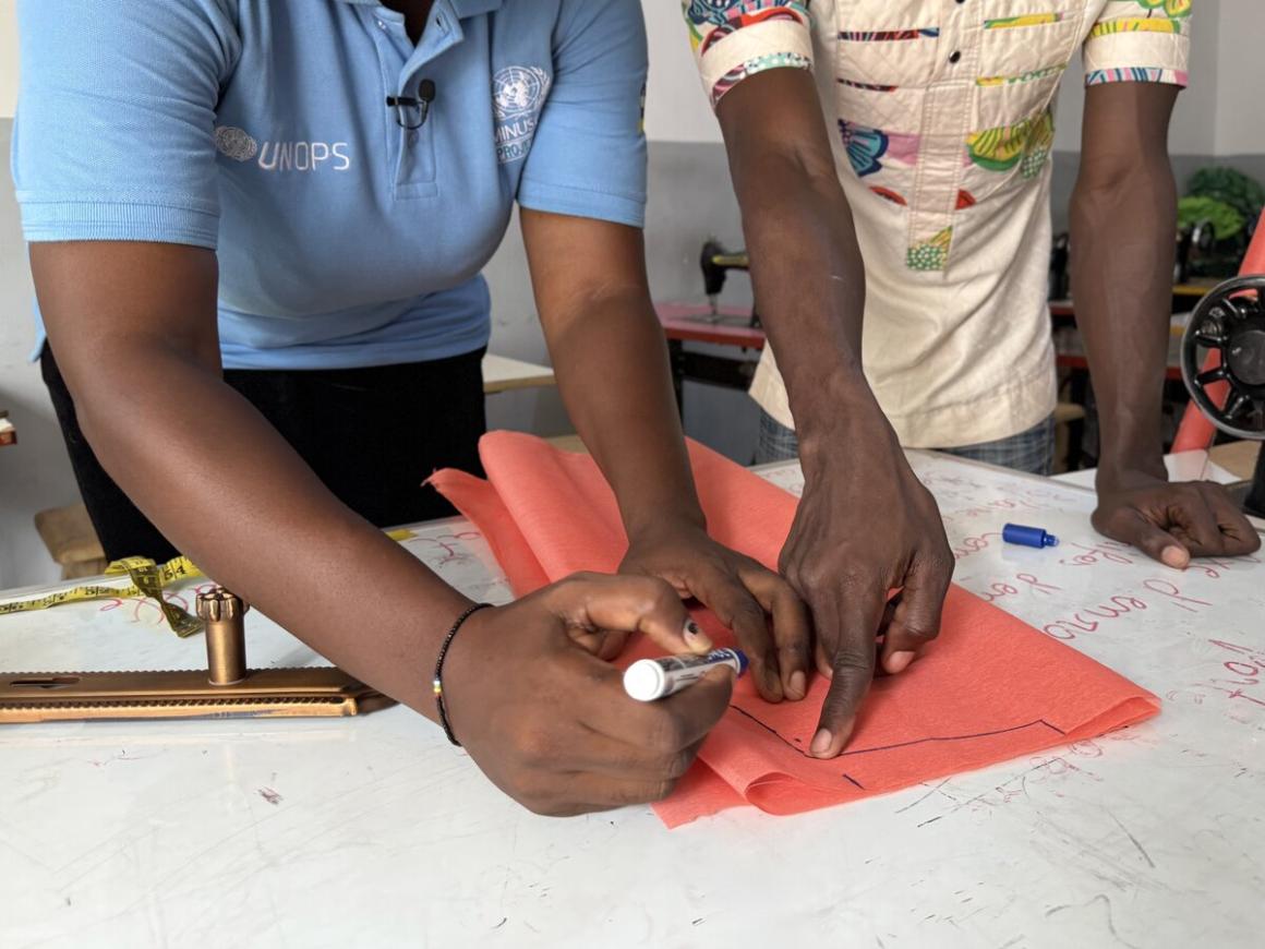 une femme dessine sur du papier