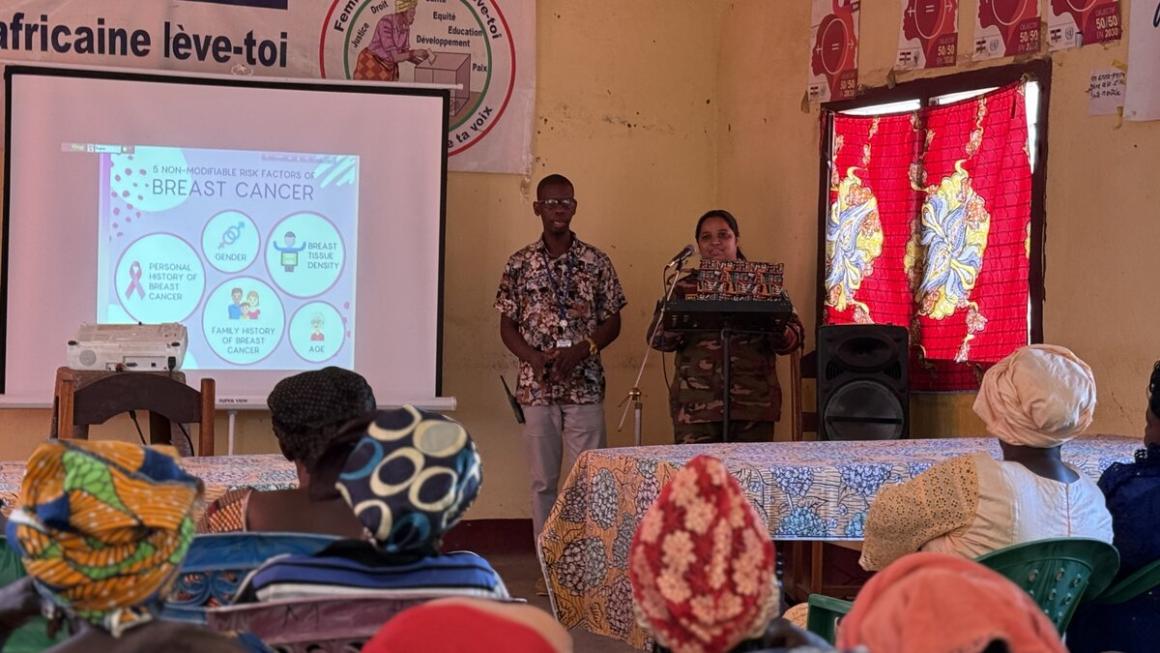 Des personnes présentent à un groupe