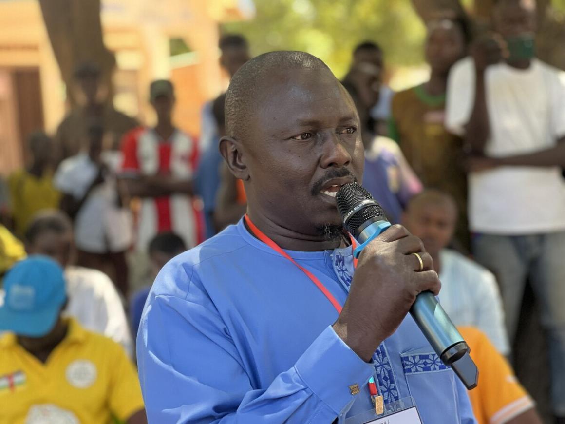 Un homme parle dans un microphone