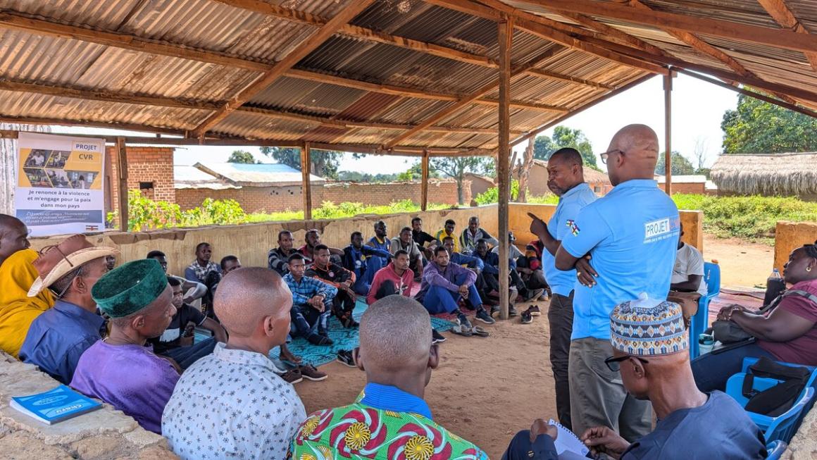 Les Casques bleus et les membres de la communauté tiennent une réunion