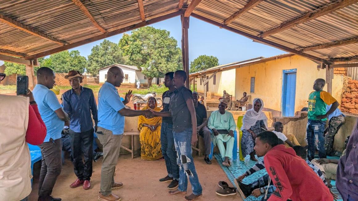 Les Casques bleus et les membres de la communauté tiennent une réunion