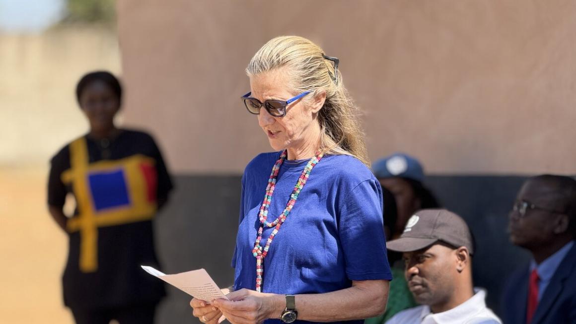 Une femme lit un morceau de papier