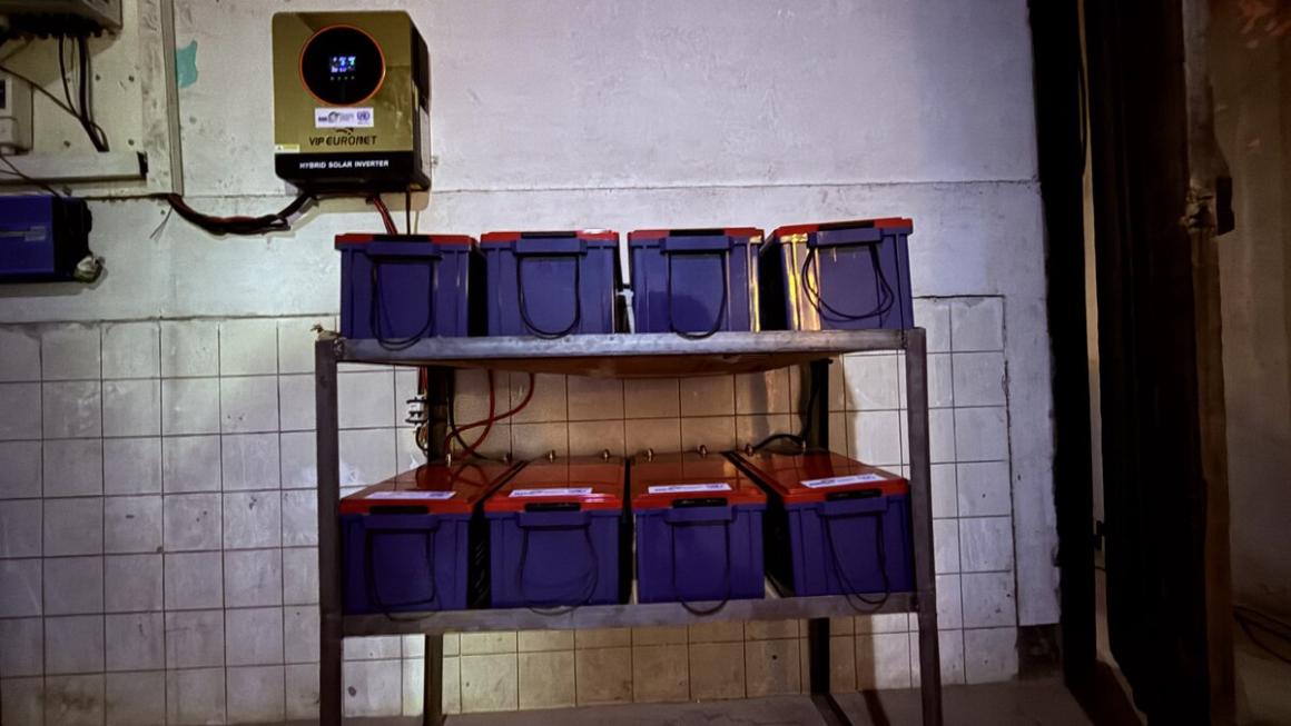 Une pièce avec des boîtes sur certaines étagères