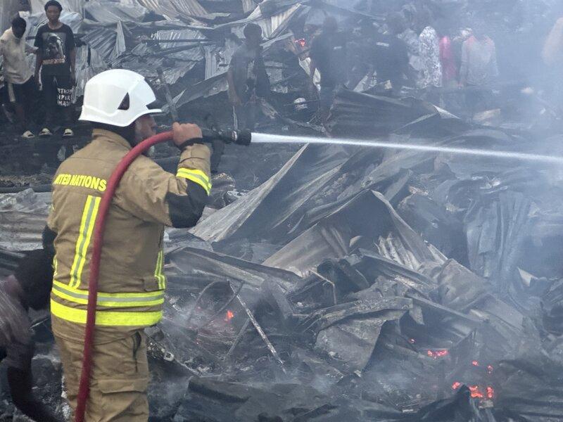 Un pompier éteint un incendie.