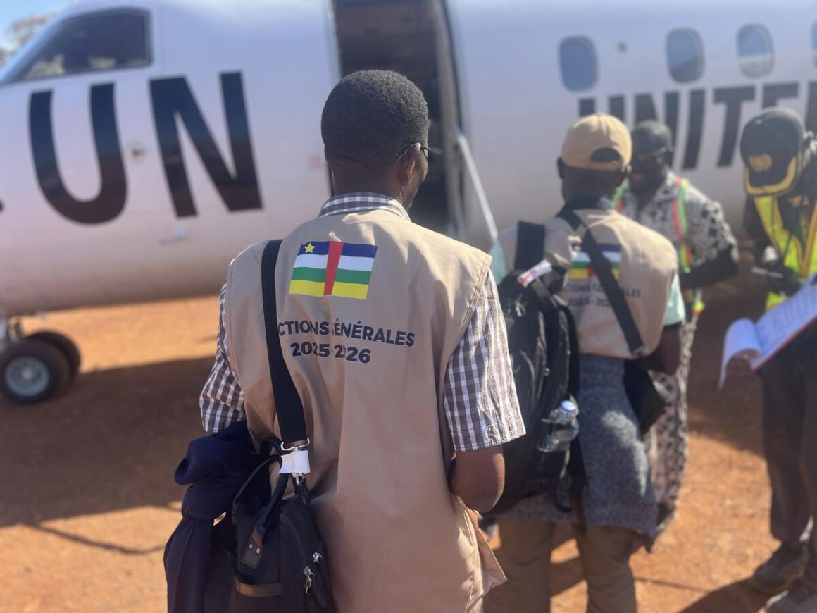 Des agents électoraux montent à bord d'un avion des Nations Unies.