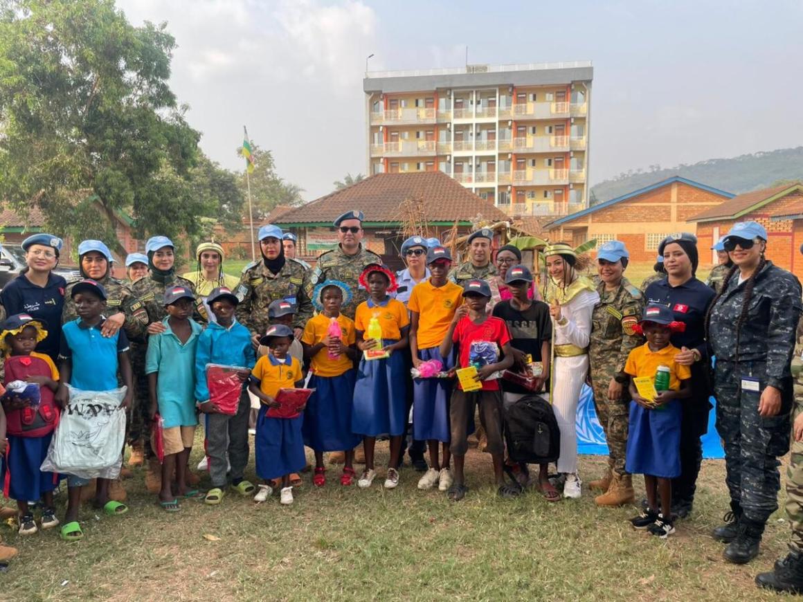 Un groupe de membres de la communauté se tiennent en rangées, posant pour une photo.