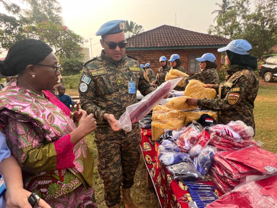 Un casque bleu et une femme discutent